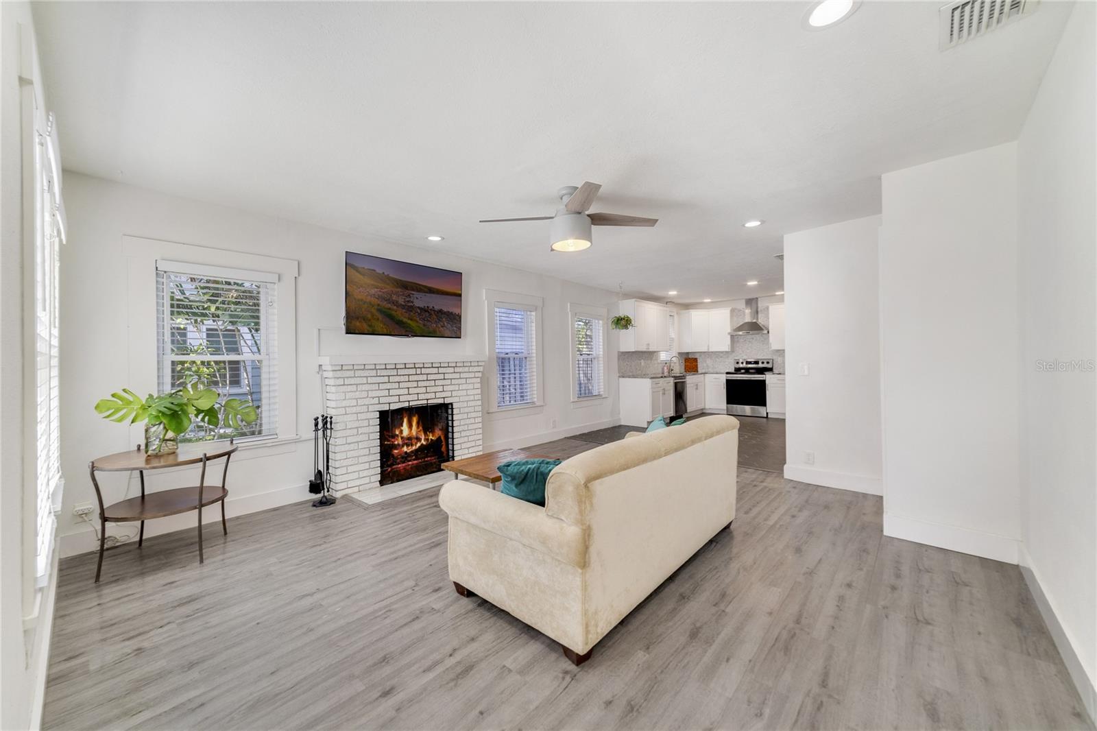 Image 10 of 36 For 2011 Dartmouth Avenue N