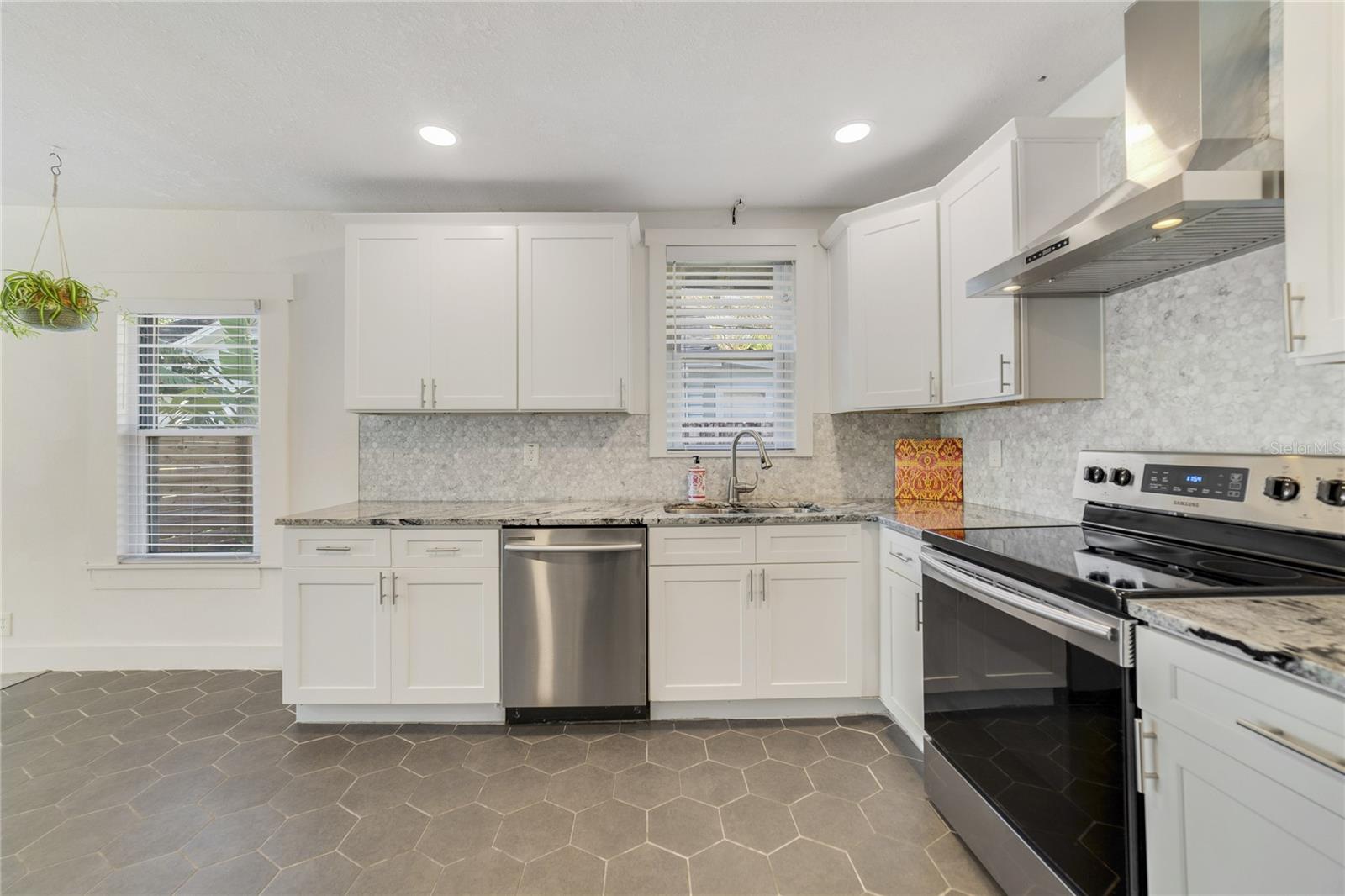 Image 12 of 36 For 2011 Dartmouth Avenue N