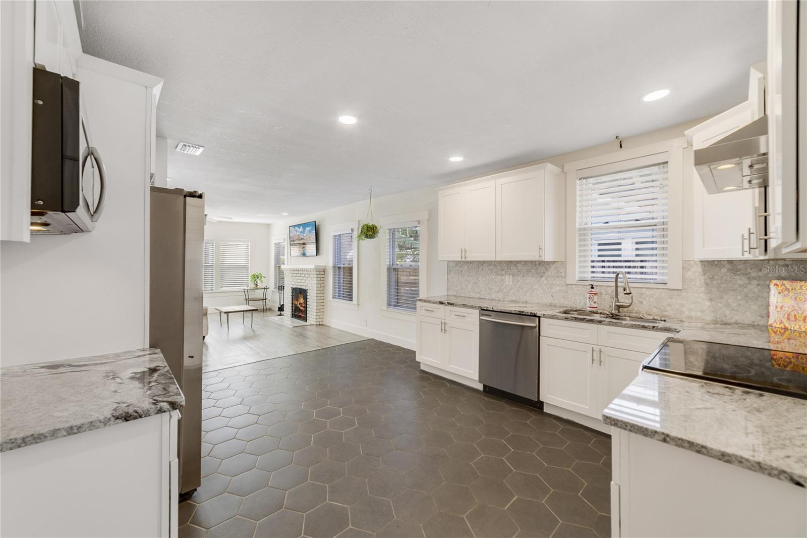 Image 15 of 36 For 2011 Dartmouth Avenue N