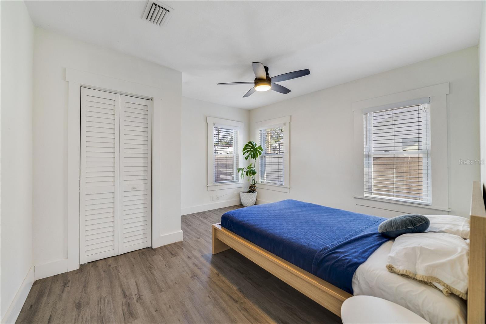 Image 17 of 36 For 2011 Dartmouth Avenue N