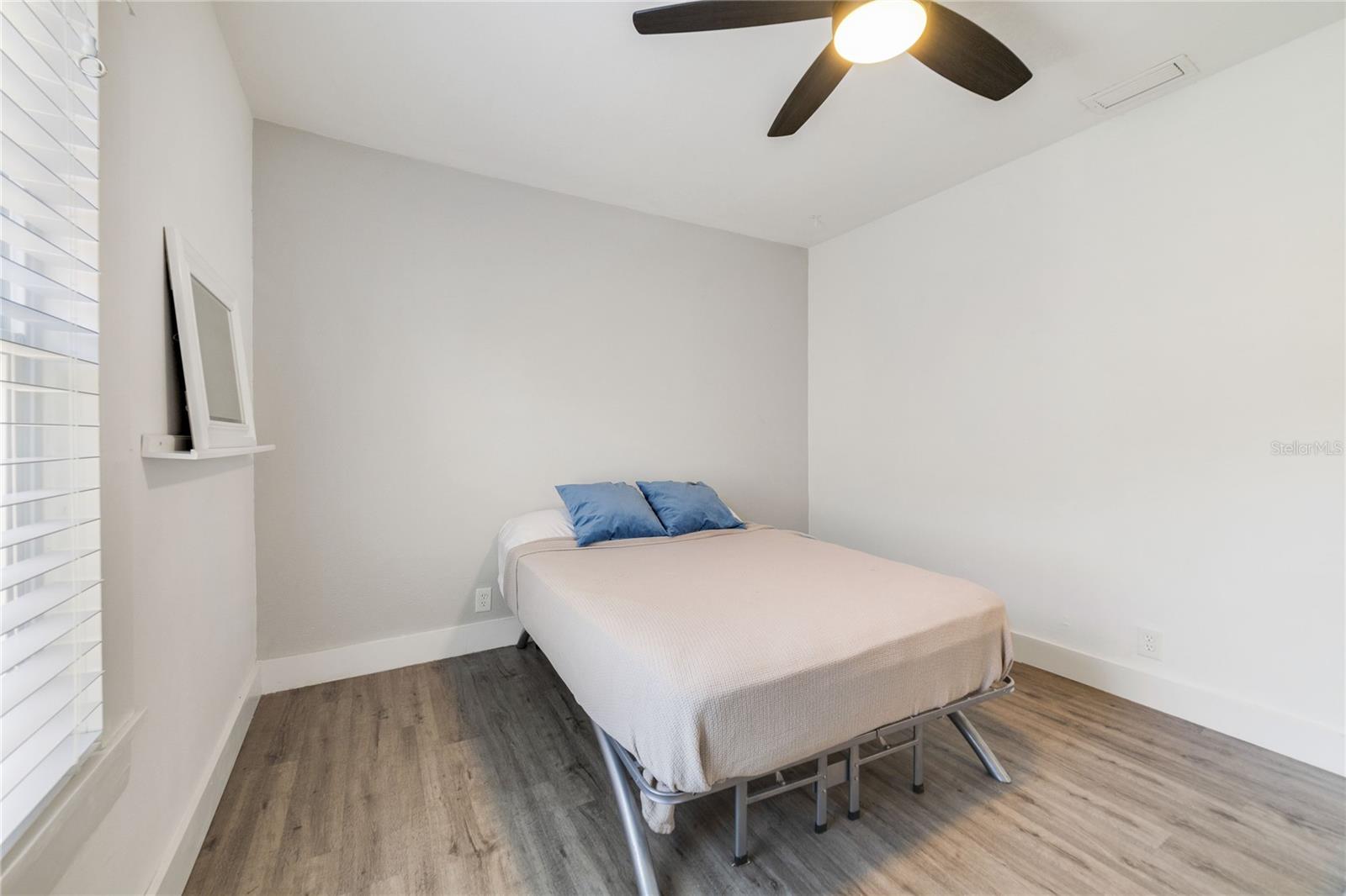 Image 20 of 36 For 2011 Dartmouth Avenue N