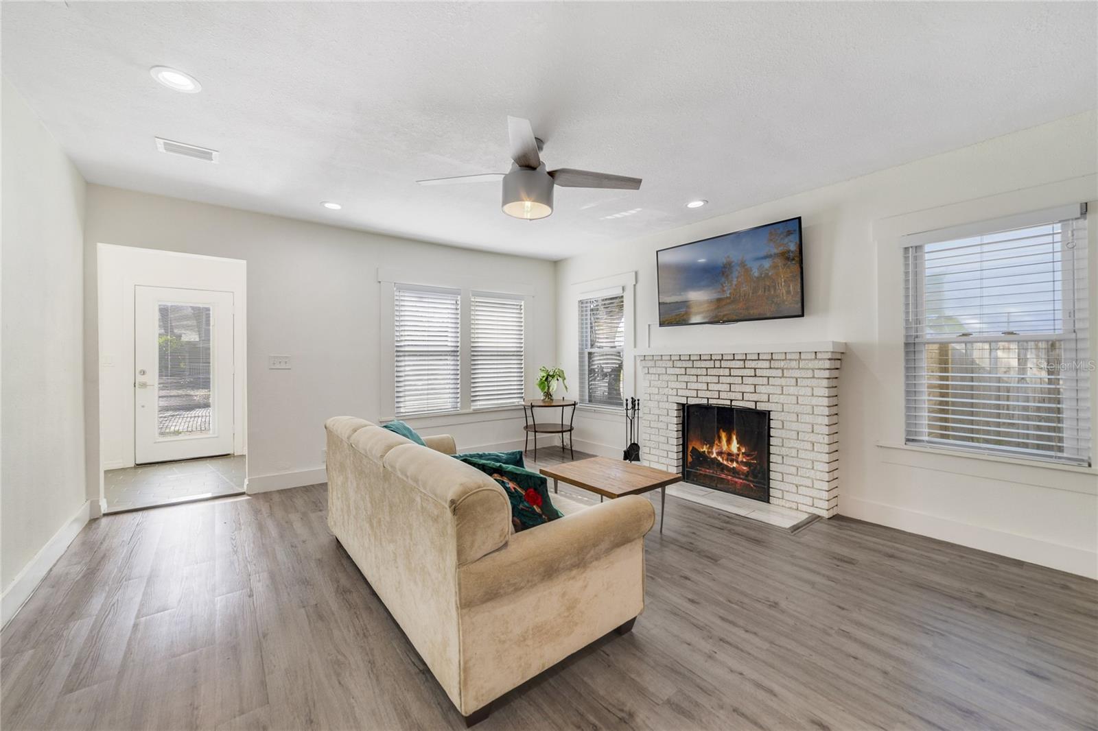 Image 9 of 36 For 2011 Dartmouth Avenue N