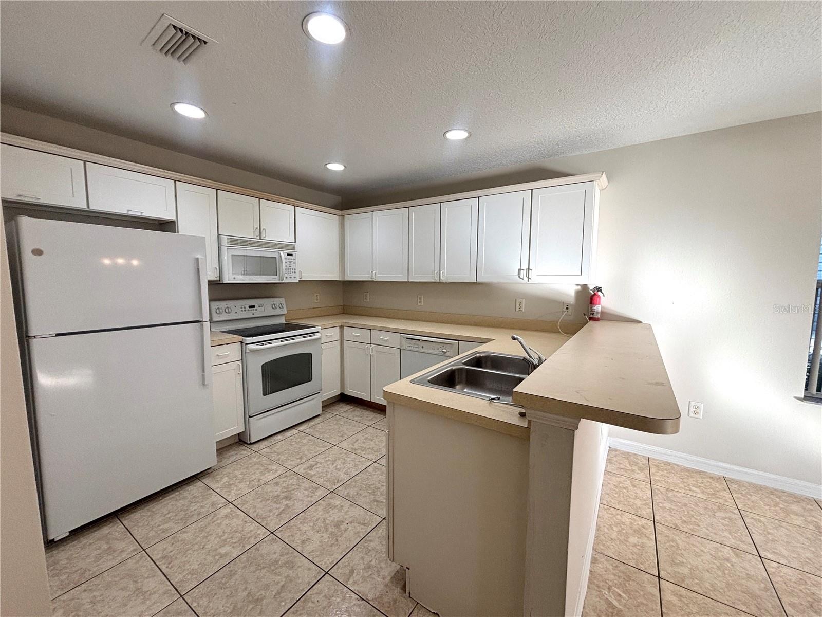 Image 4 of 16 For 1064 Park Central Circle