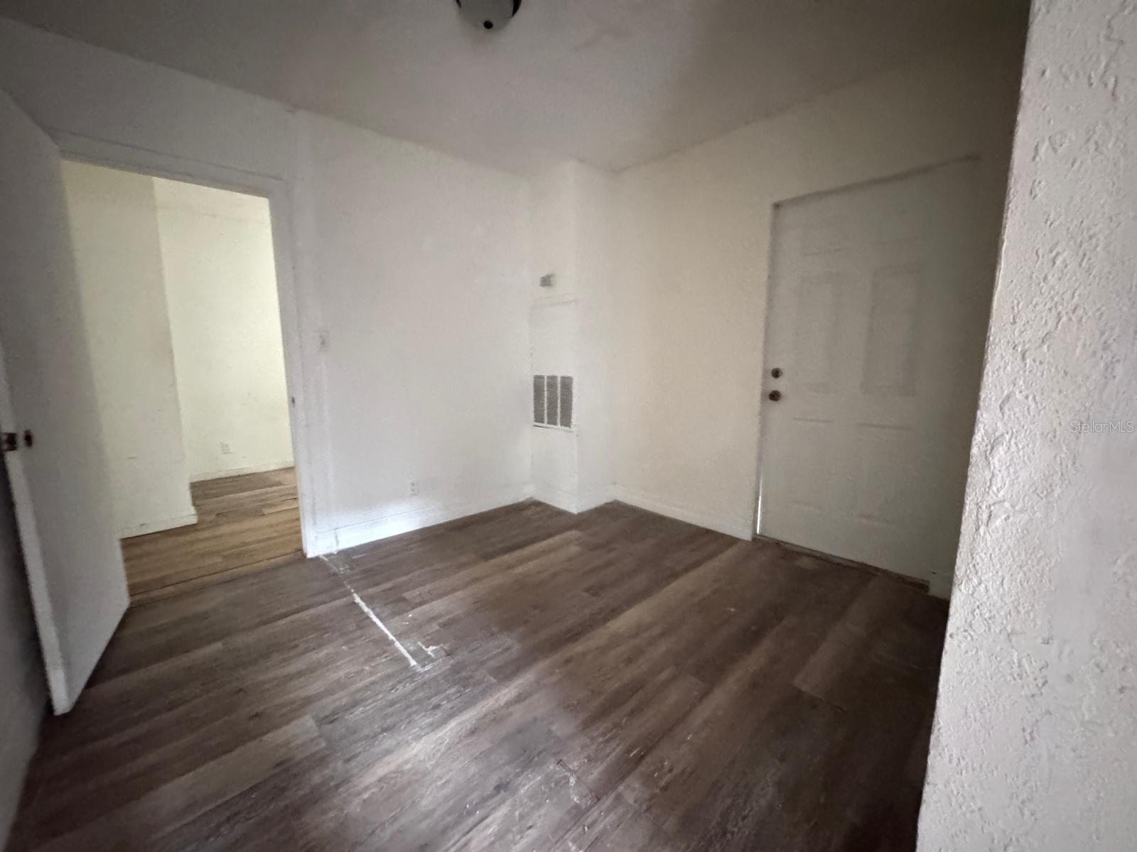 Listing photo id 4 for 728 Columbia Street