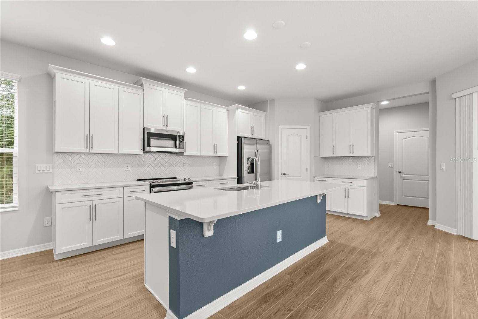 Image 11 of 38 For 601 Becklow Street