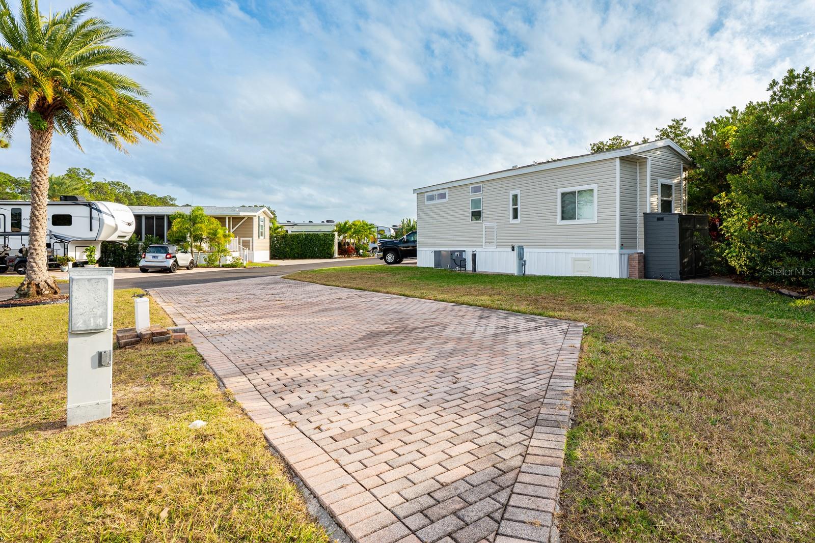 Image 6 of 19 For 2439 Palm Street 214