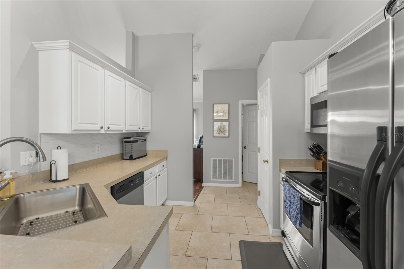 Image 25 of 45 For 806 Breezy Lake Way