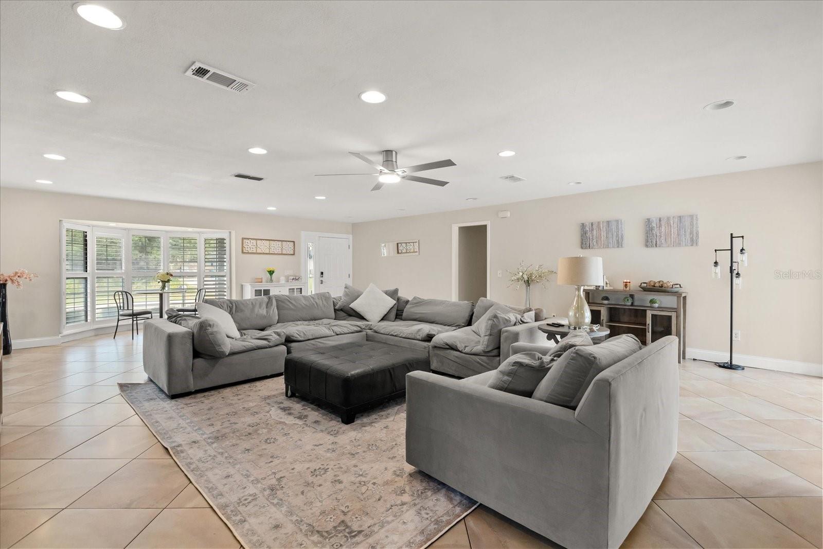 Image 5 of 36 For 310 White Oak Circle