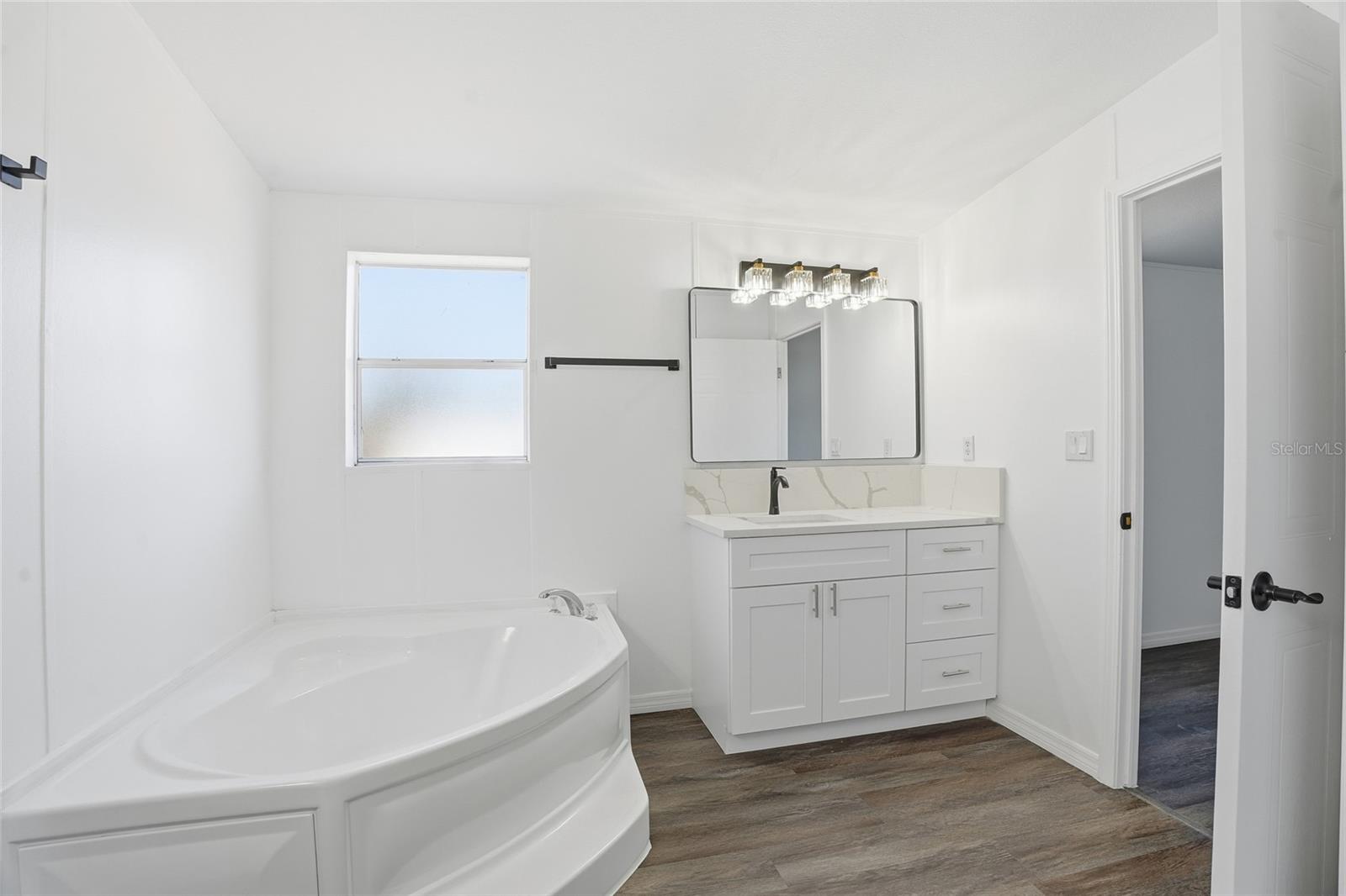 Image 13 of 39 For 3844 Kaiser Avenue