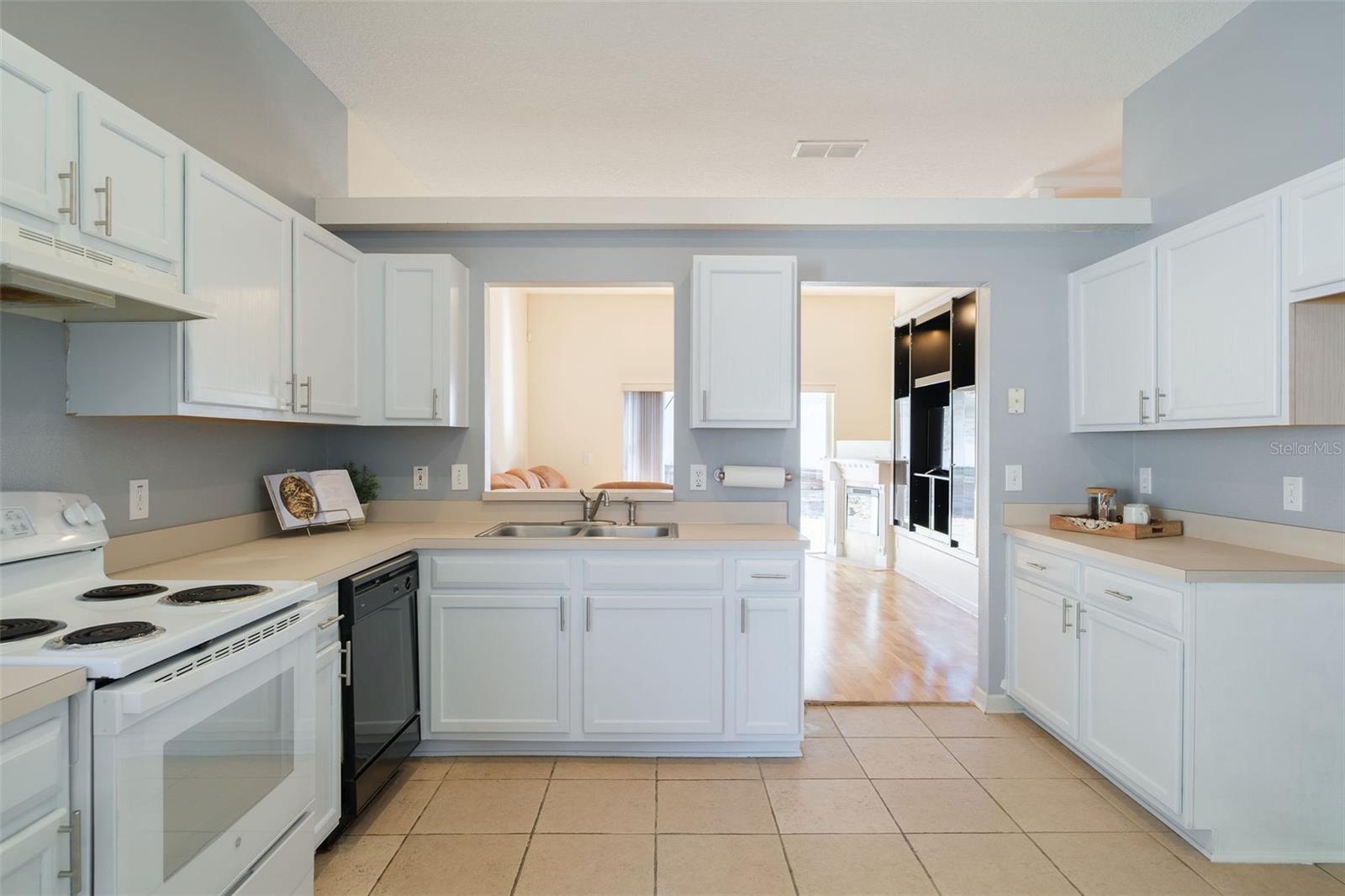 Listing photo id 11 for 2039 Cobblefield Circle