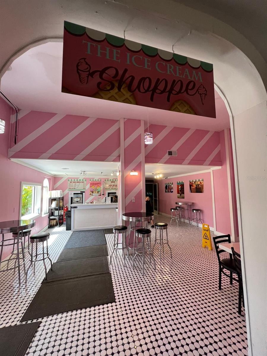 Image 37 of 49 For 141 La Mirage Street