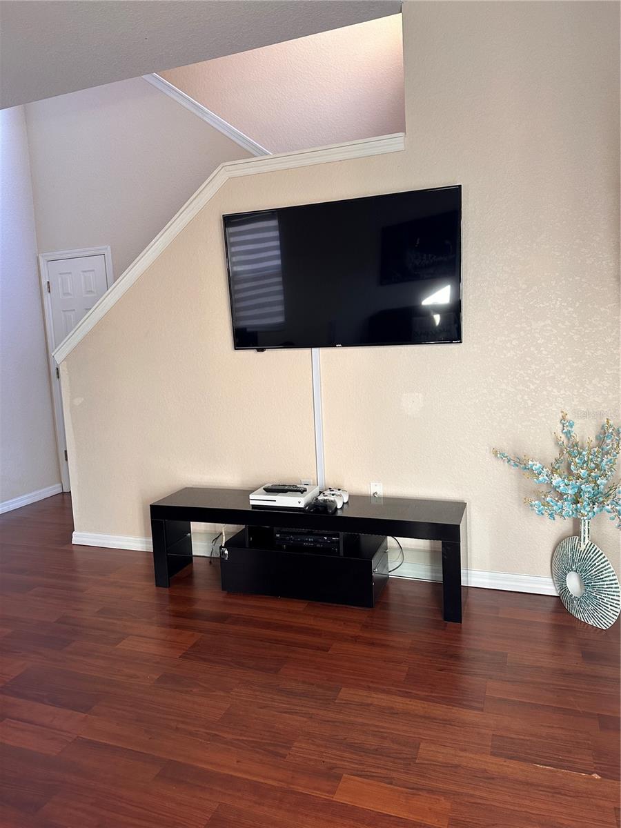 Image 8 of 49 For 141 La Mirage Street