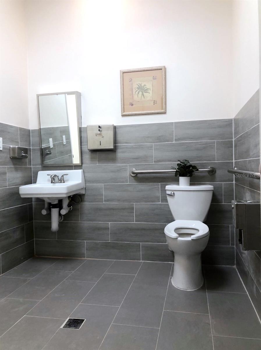 Image 19 of 39 For 10967 Lake Underhill Road 135