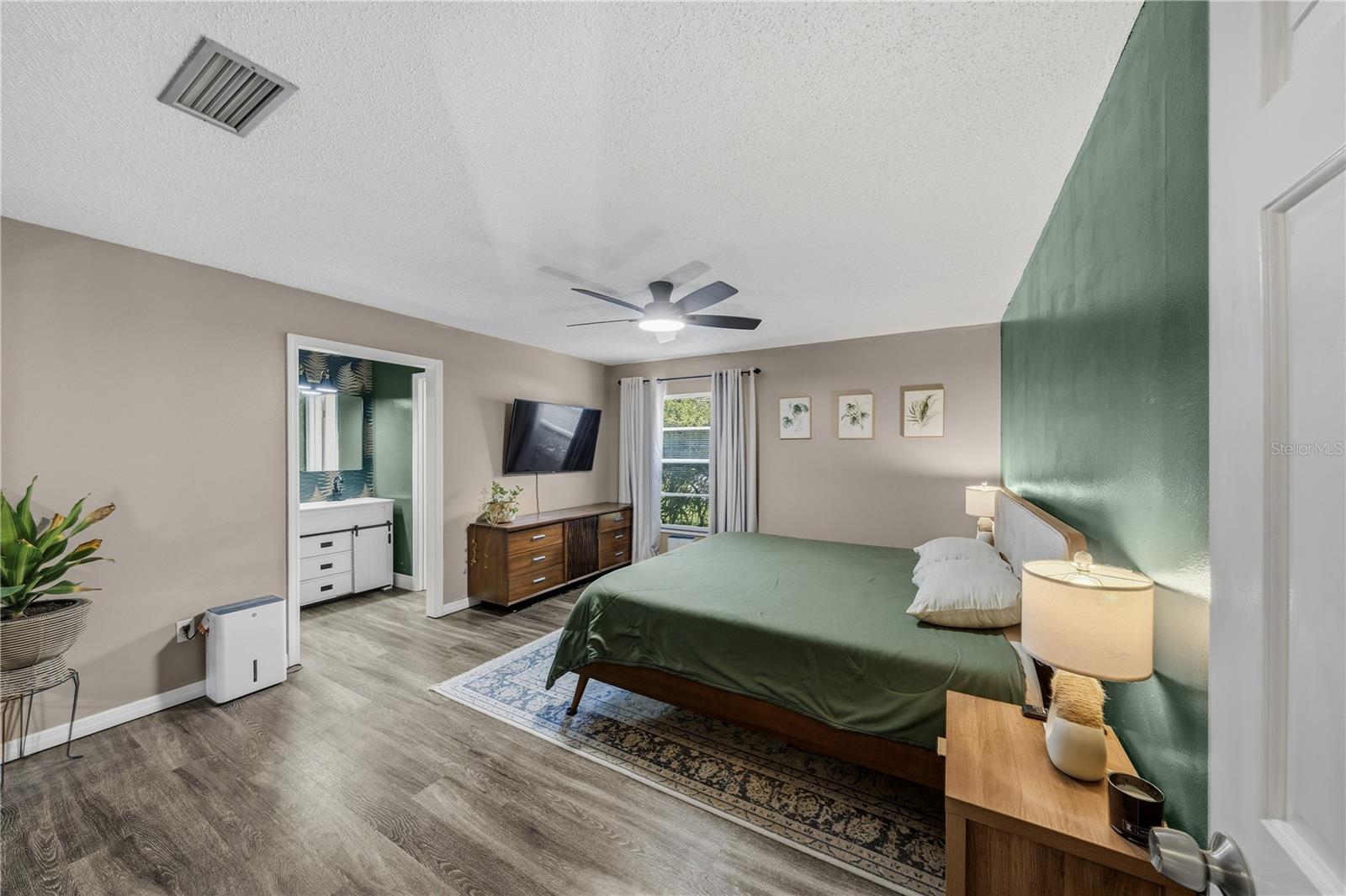 Image 23 of 64 For 1002 Pine Tree Drive