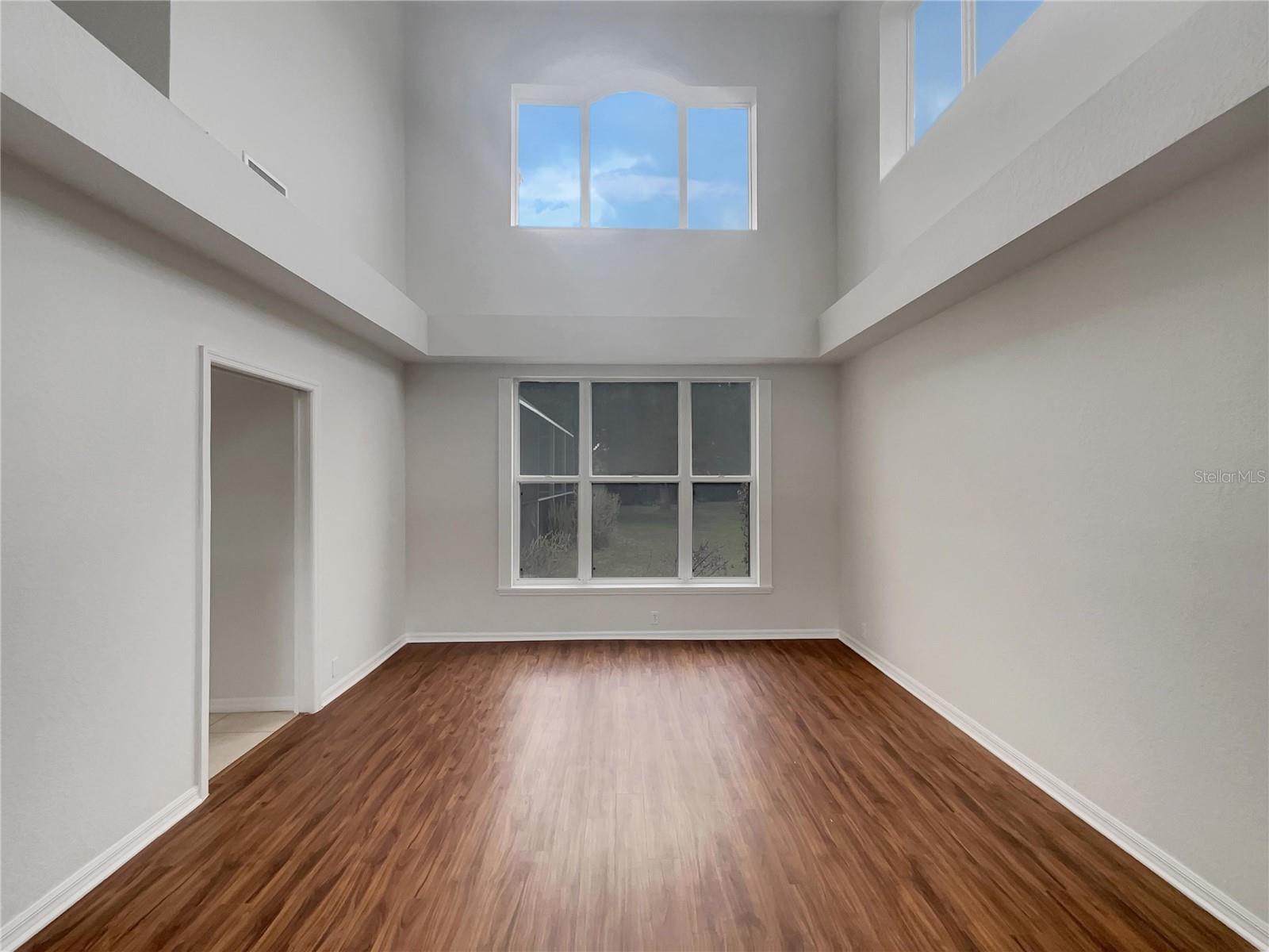 Listing photo id 11 for 18105 Regents Square Drive