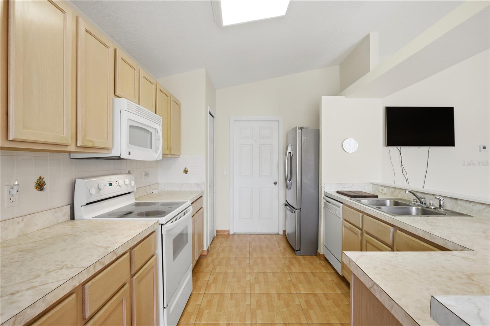 Image 6 of 17 For 2442 Island Club Way