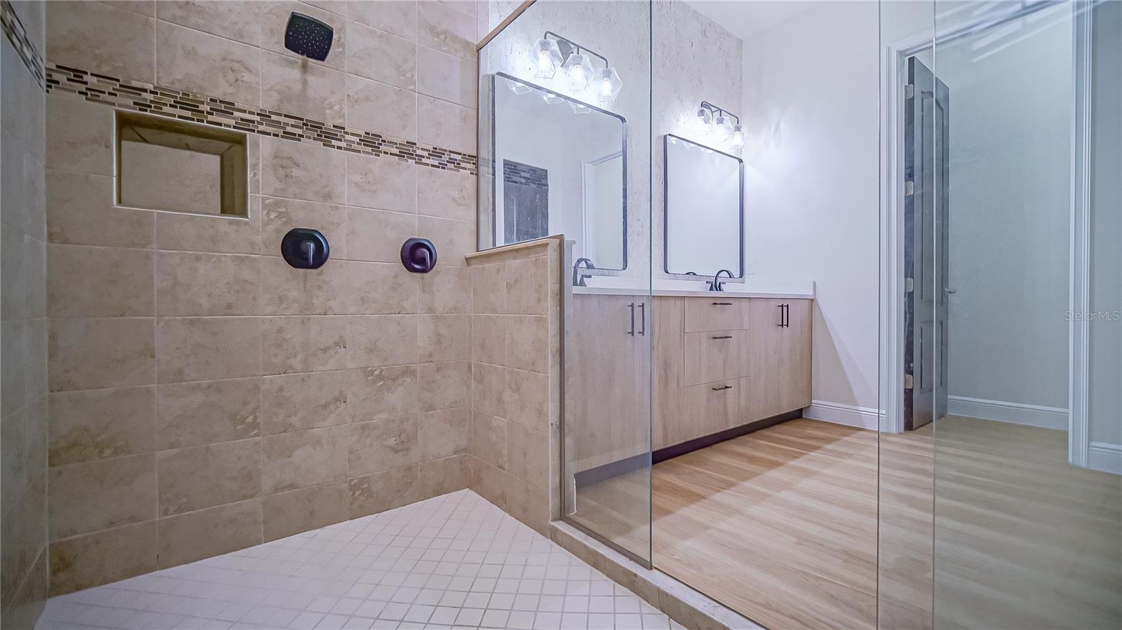 Image 18 of 34 For 13213 Woodford Street