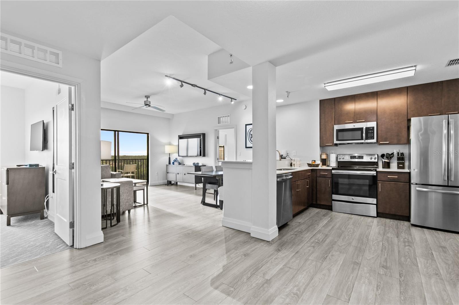 Image 17 of 26 For 14501 Grove Resort Avenue 3619