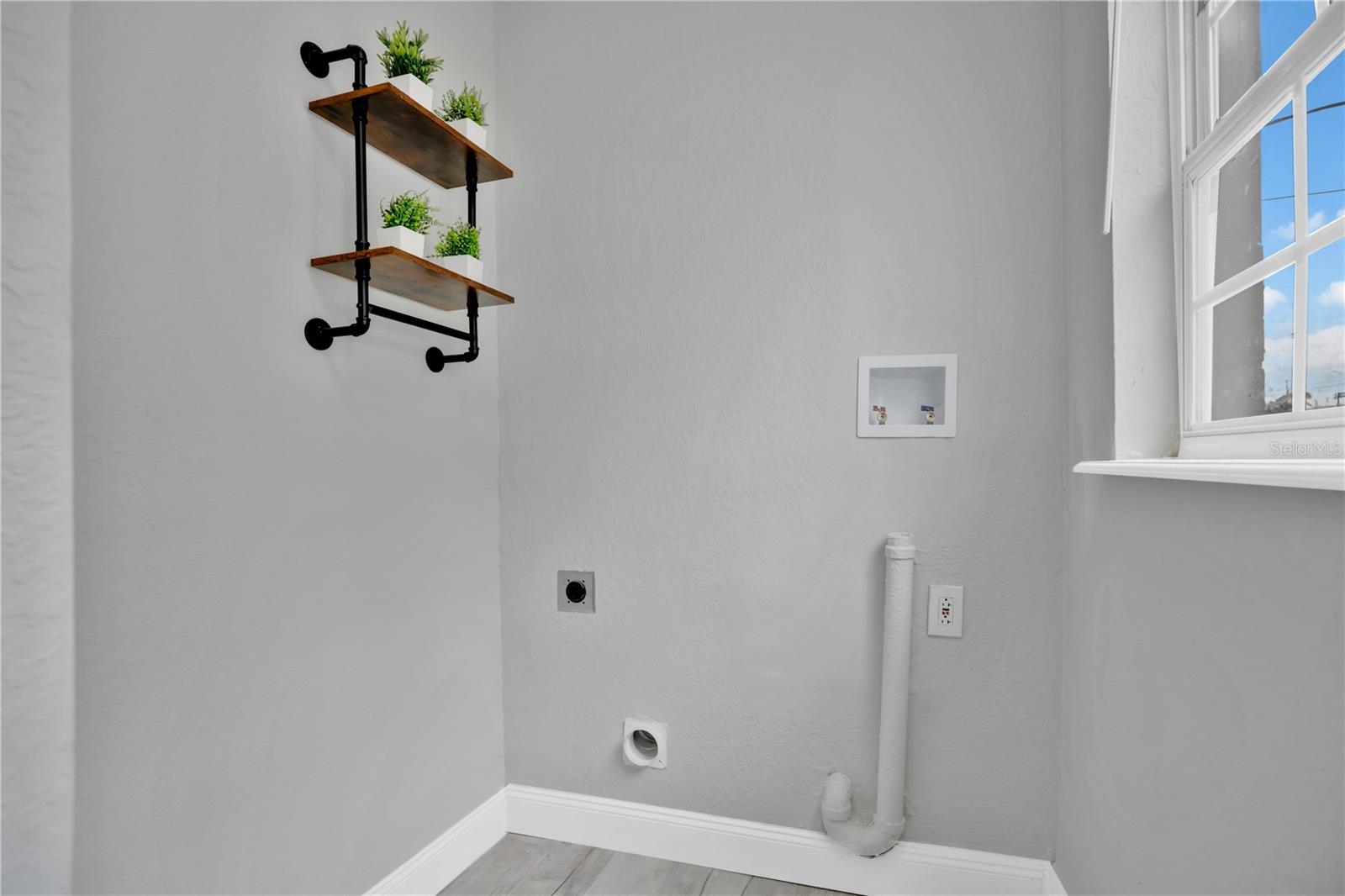 Image 14 of 24 For 911 Indiana Street