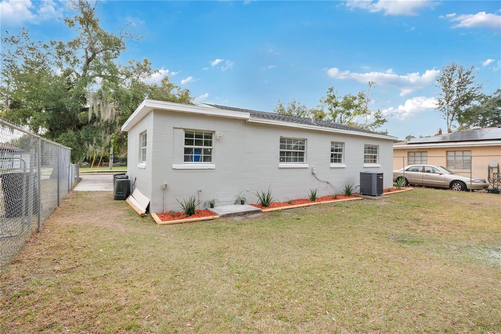 Image 15 of 24 For 911 Indiana Street