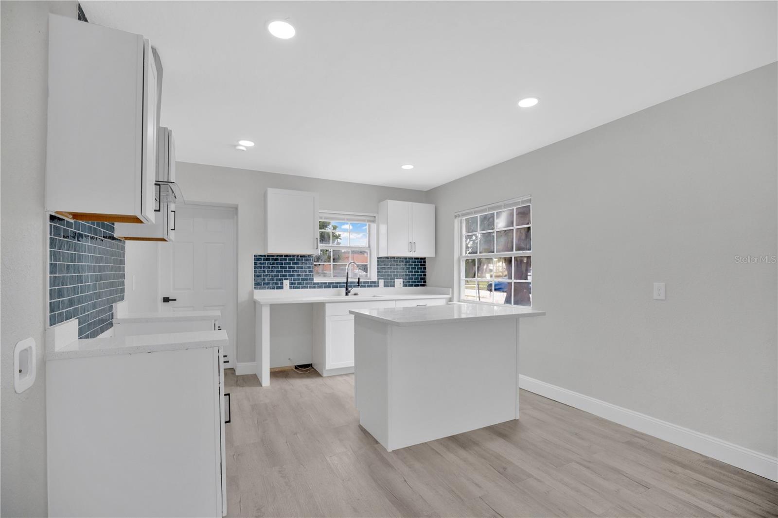 Image 7 of 24 For 911 Indiana Street