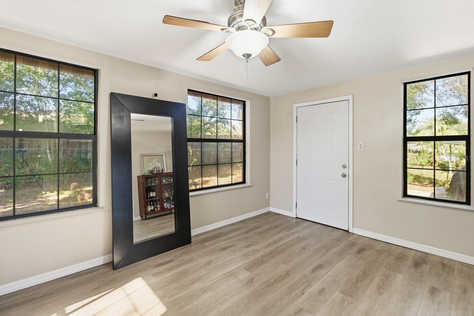 Listing photo id 8 for 1411 Crest Drive