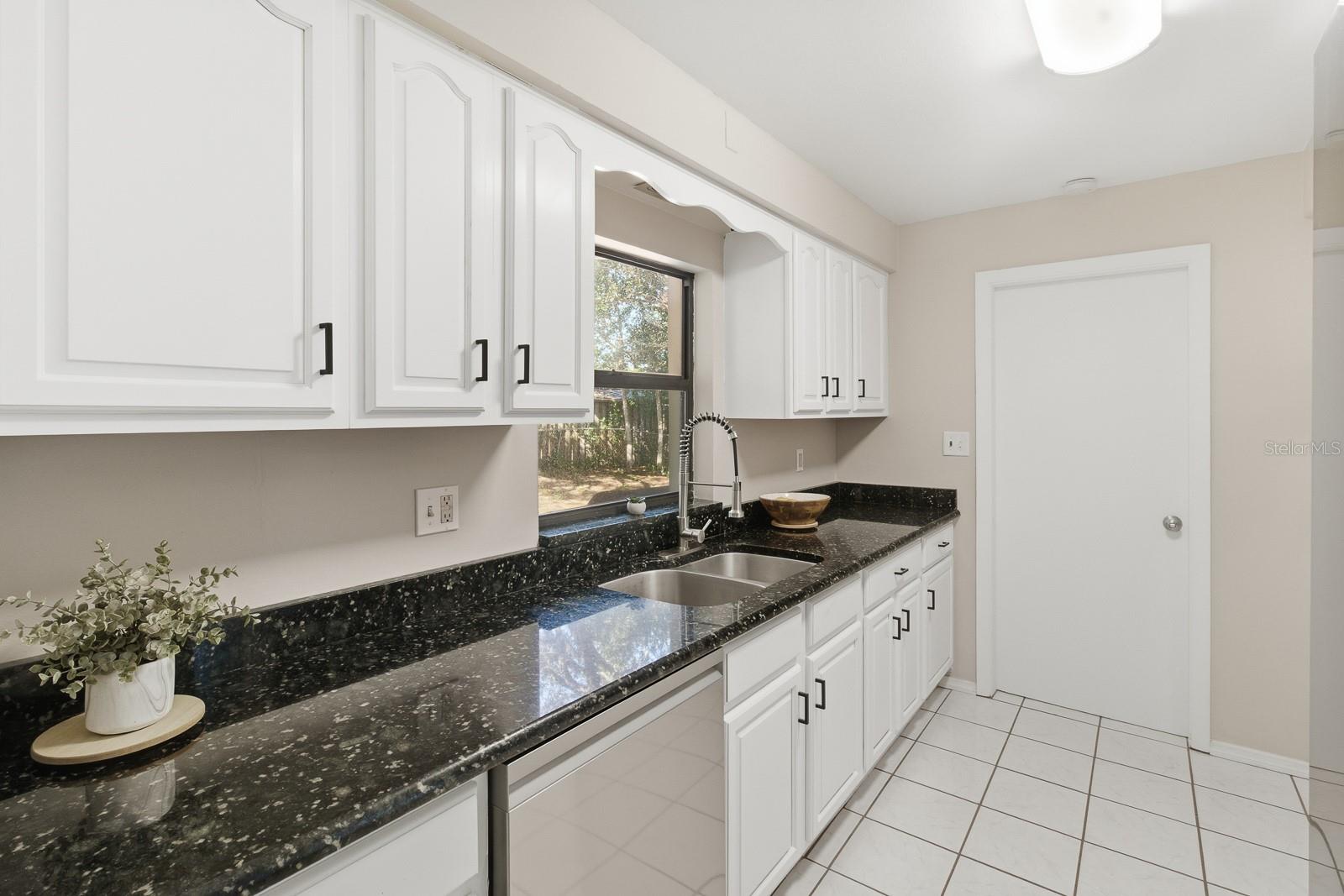 Listing photo id 9 for 1411 Crest Drive