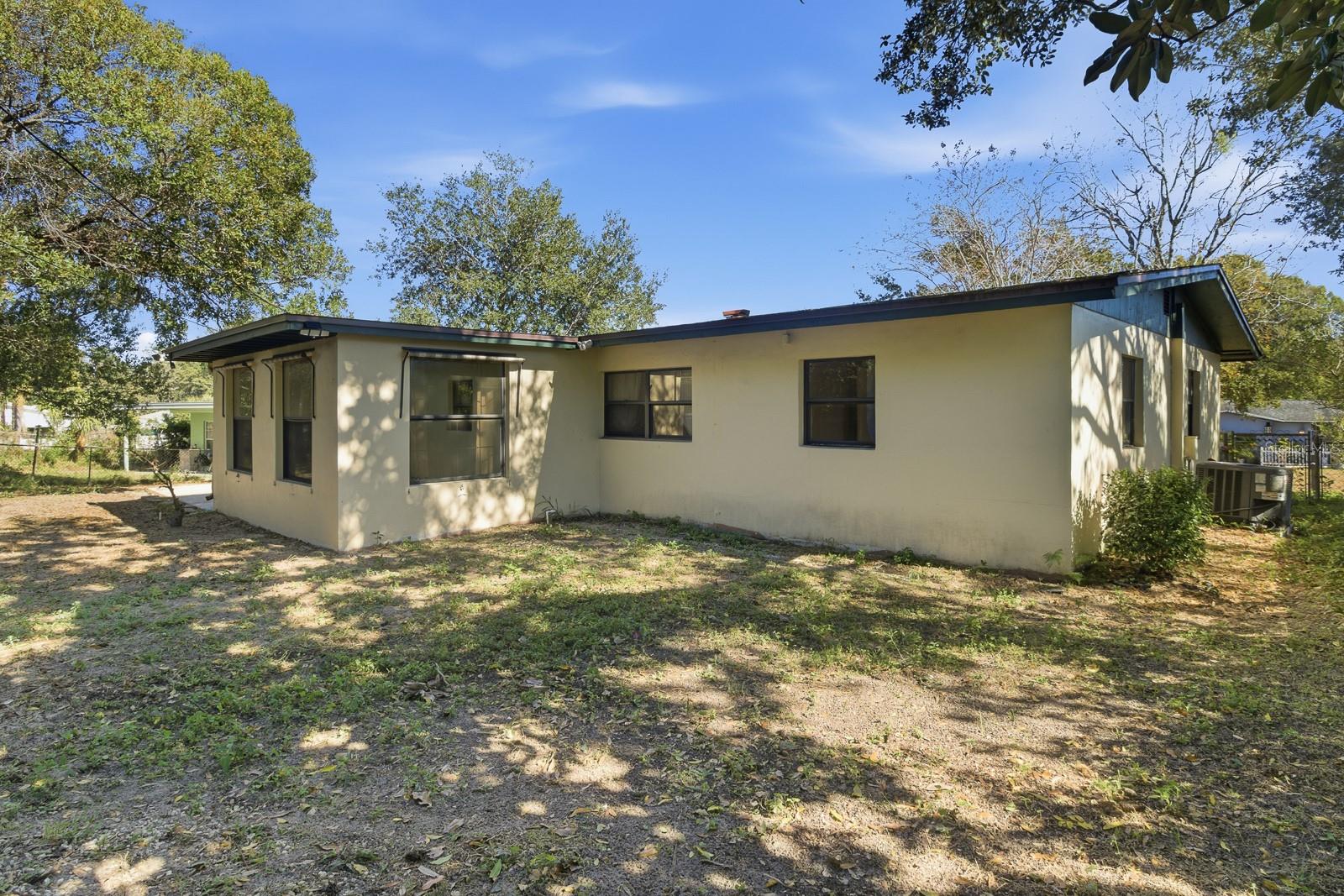 Listing photo id 19 for 1411 Crest Drive