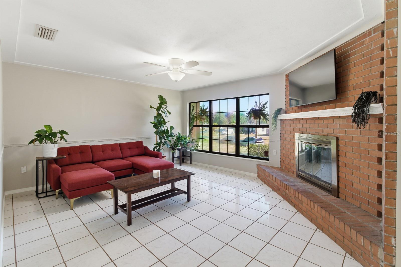 Listing photo id 3 for 1411 Crest Drive