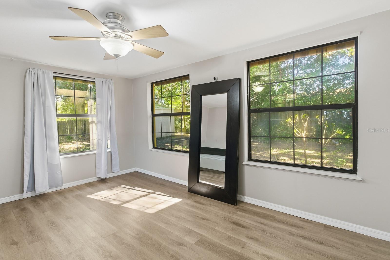 Listing photo id 7 for 1411 Crest Drive