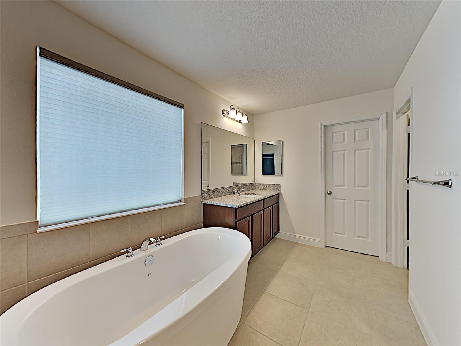 Image 10 of 25 For 8931 Lookout Pointe Drive