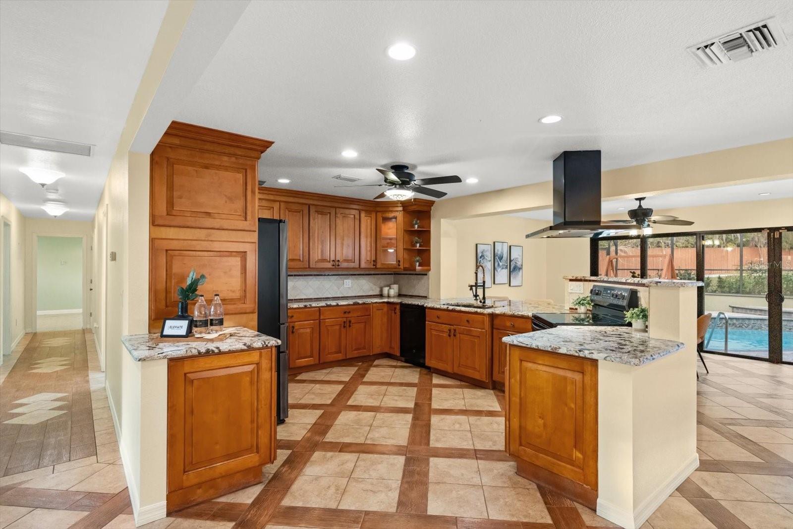 Image 12 of 52 For 725 Oxford Street