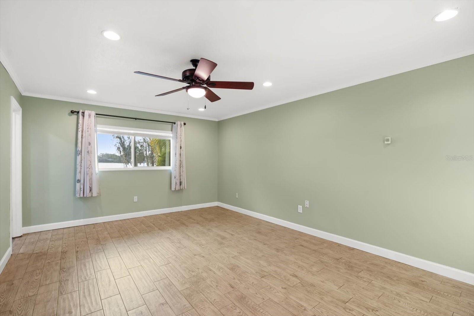 Image 18 of 52 For 725 Oxford Street