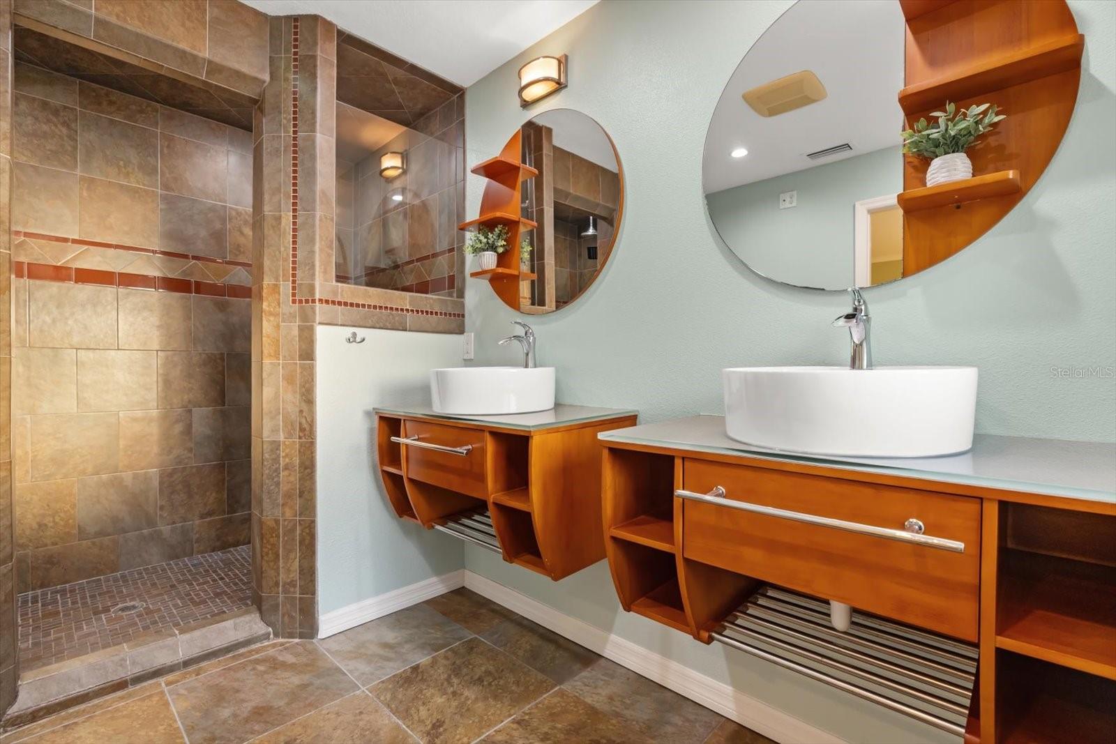 Image 20 of 52 For 725 Oxford Street