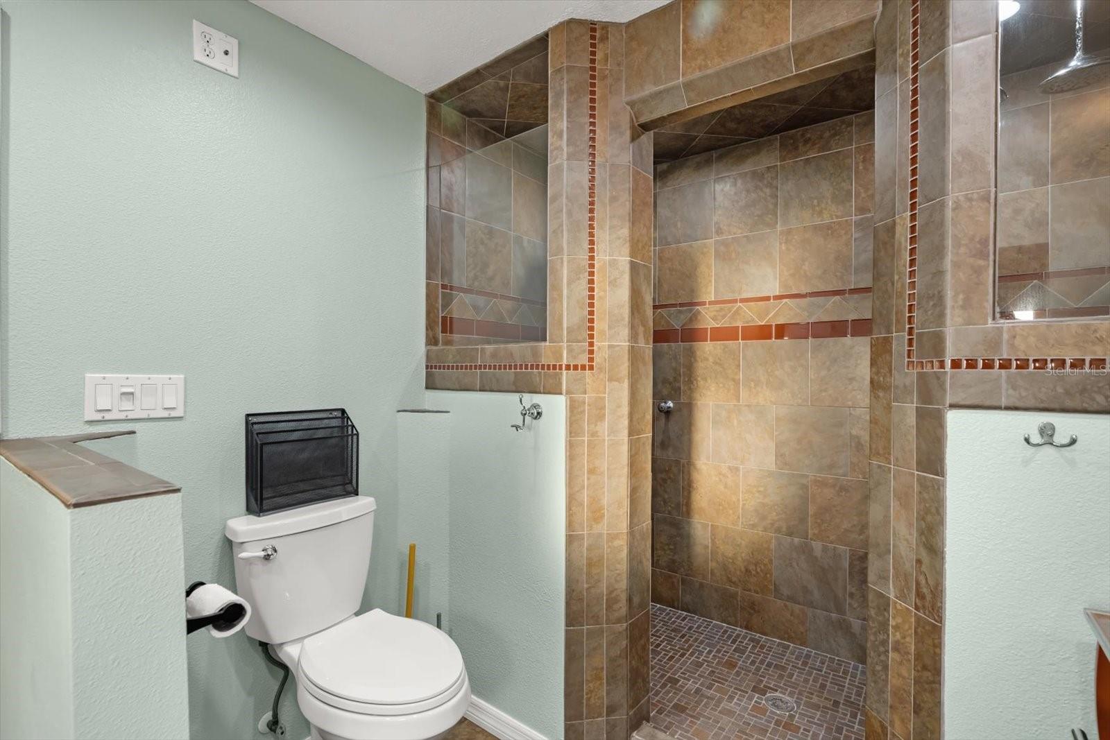 Image 21 of 52 For 725 Oxford Street