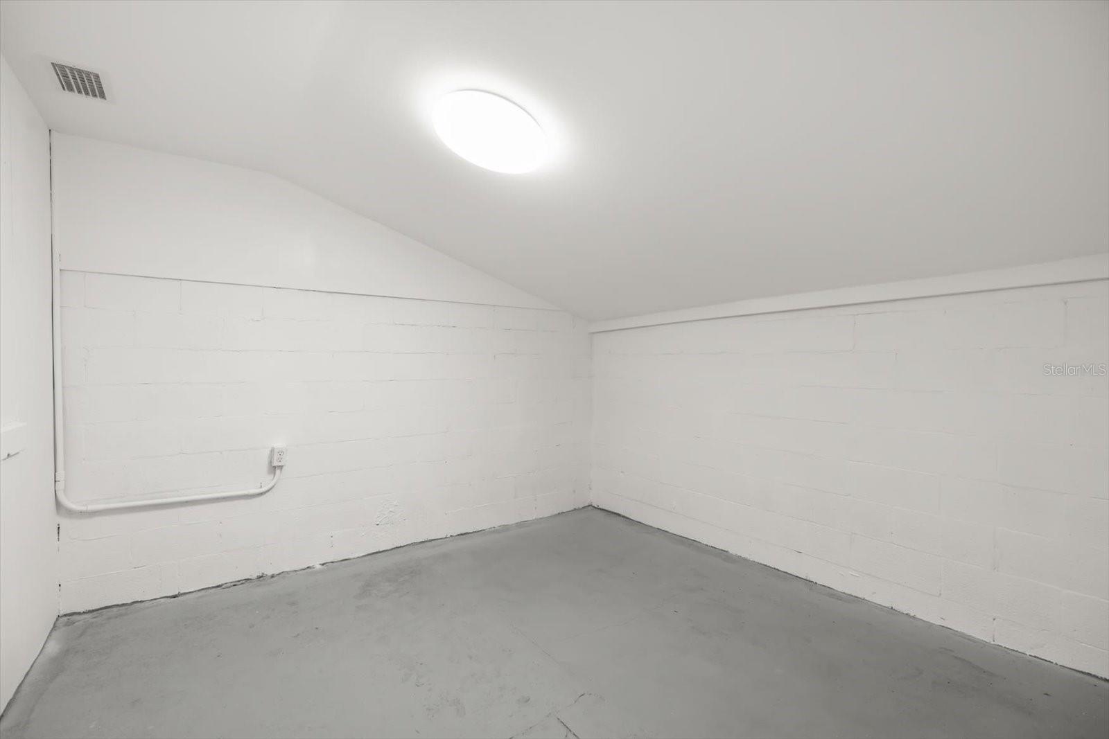 Image 32 of 52 For 725 Oxford Street