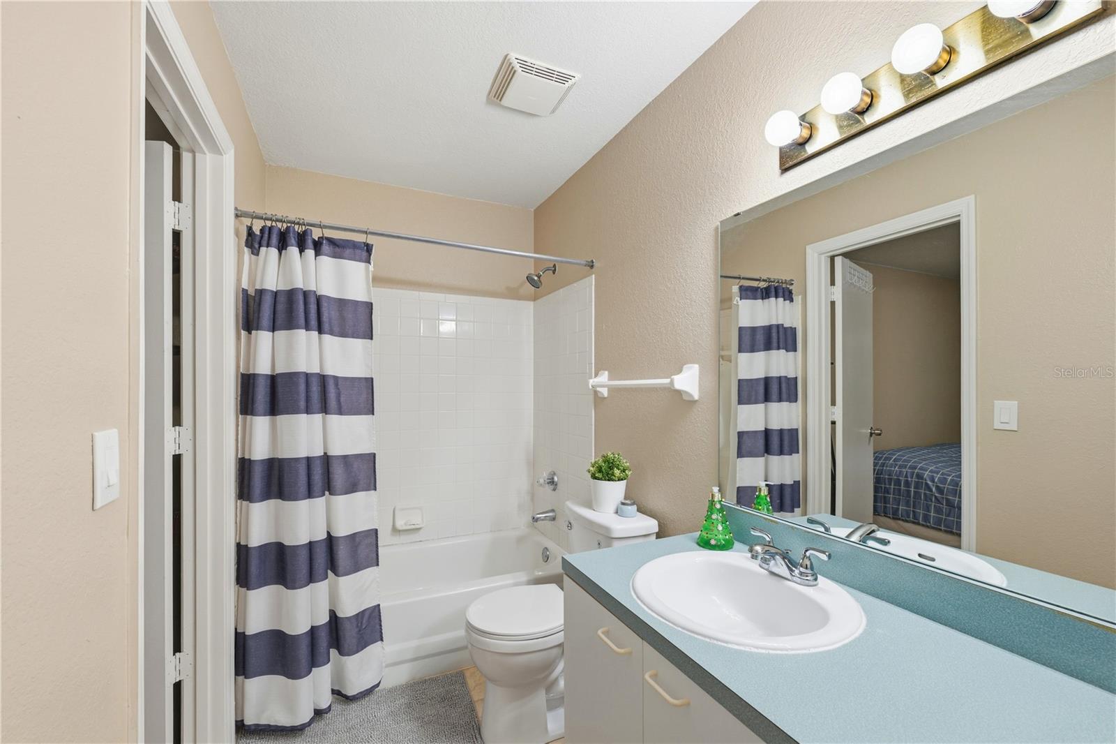 Image 22 of 28 For 1613 Columbia Arms Circle 243