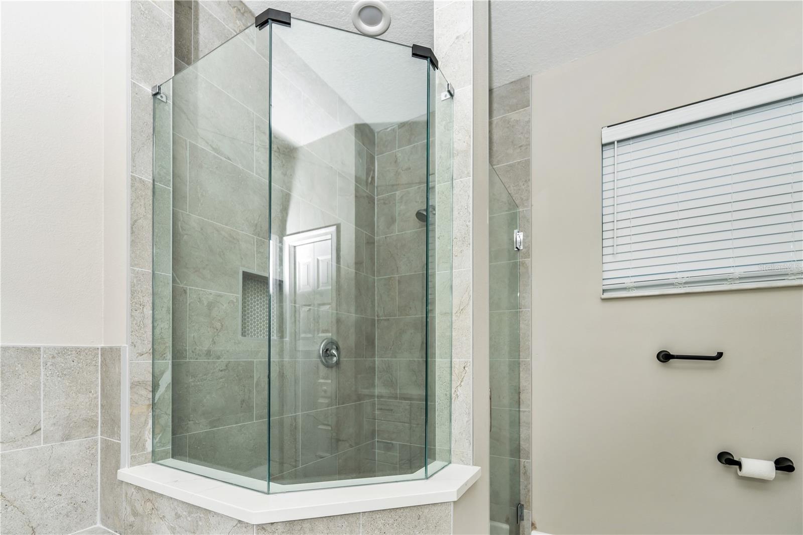 Image 18 of 47 For 1011 Johnston Road Se