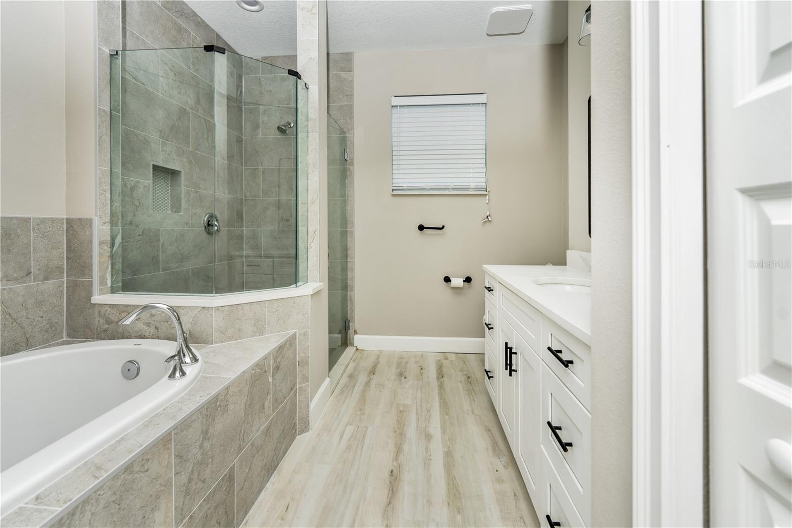 Image 21 of 47 For 1011 Johnston Road Se