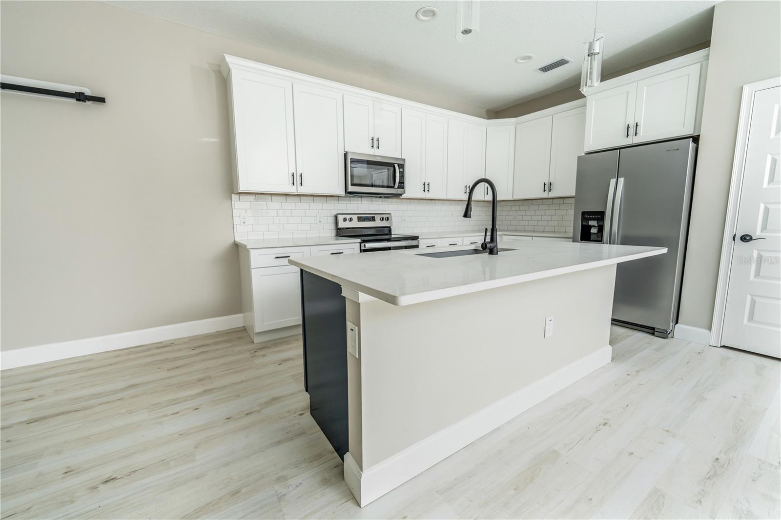 Image 8 of 47 For 1011 Johnston Road Se