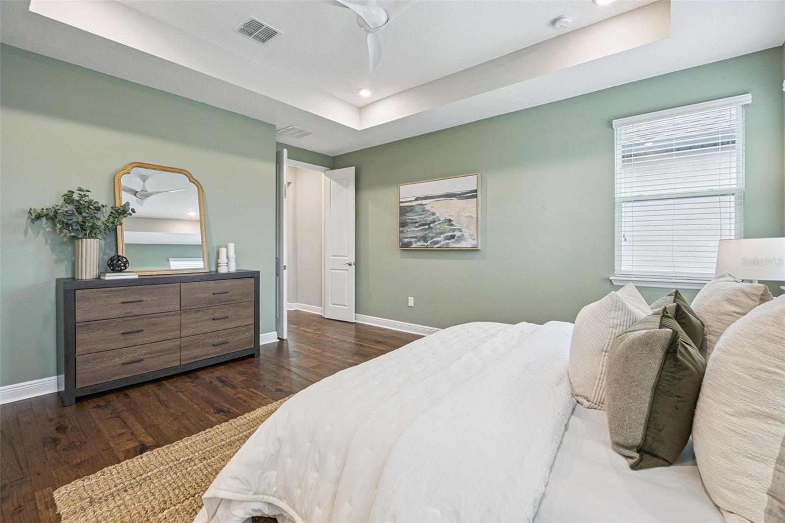 Image 20 of 77 For 2029 White Feather Loop