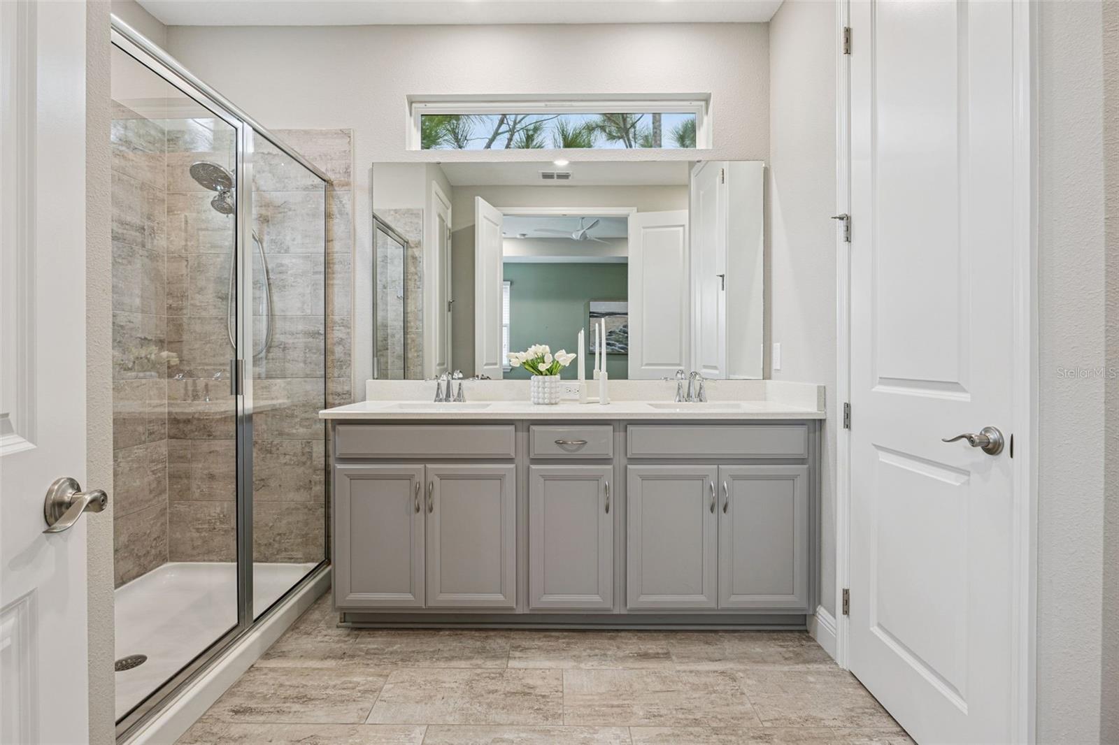 Image 27 of 77 For 2029 White Feather Loop