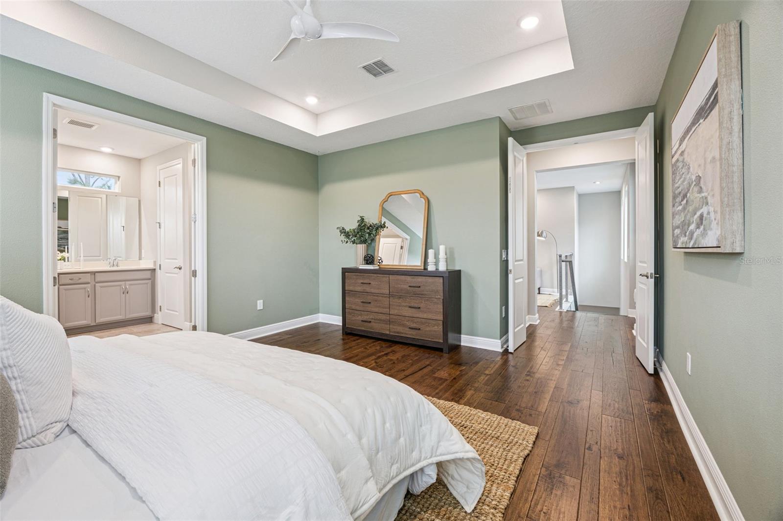 Image 9 of 77 For 2029 White Feather Loop