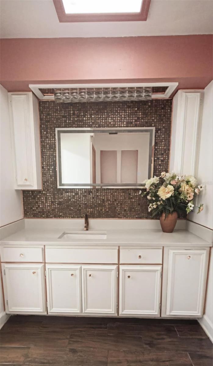 Image 9 of 29 For 1052 Laura Street