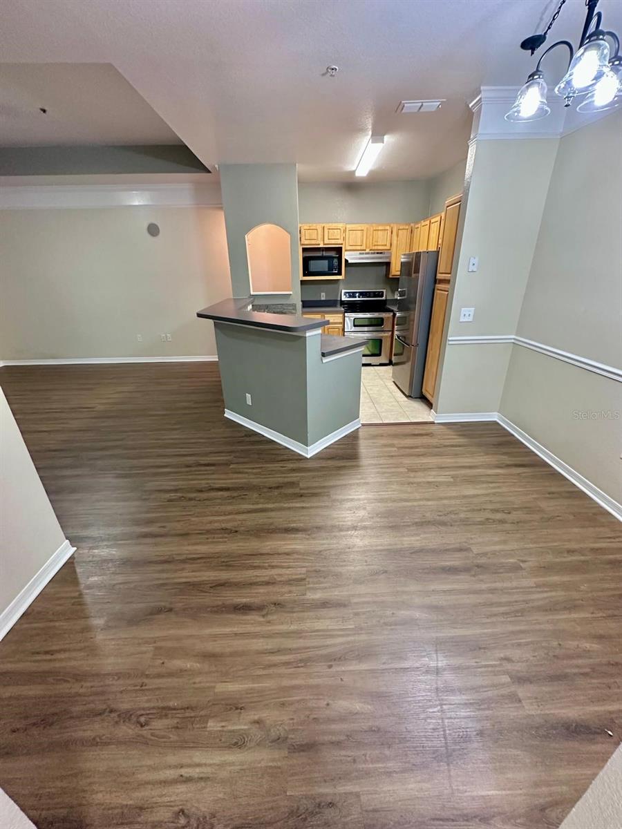 Listing photo id 8 for 3209 Parkchester Square Boulevard 304