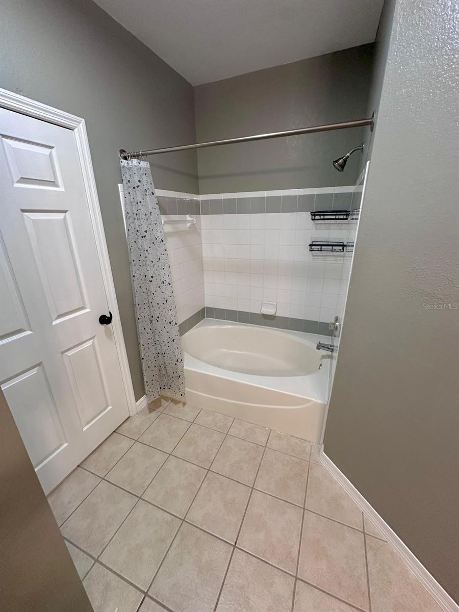 Listing photo id 25 for 3209 Parkchester Square Boulevard 304