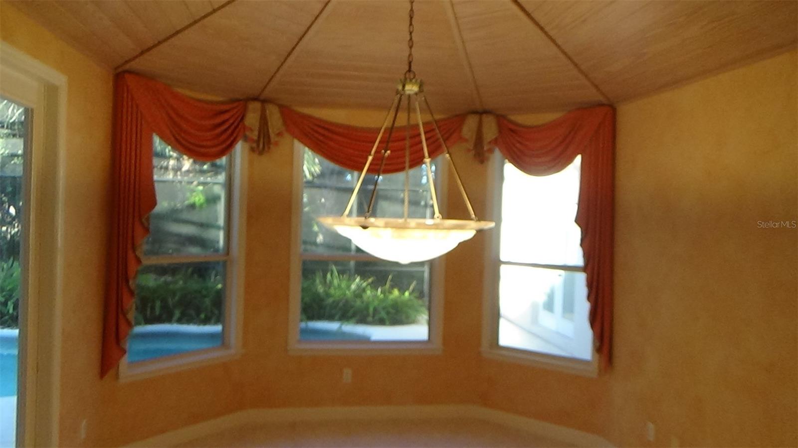 Image 11 of 27 For 208 Heatherwood Court