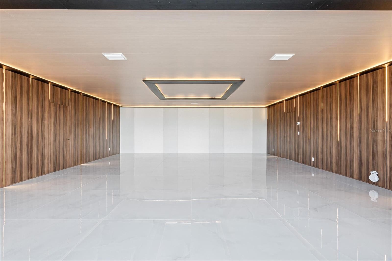 Image 39 of 75 For 10843 Lakeshore Drive