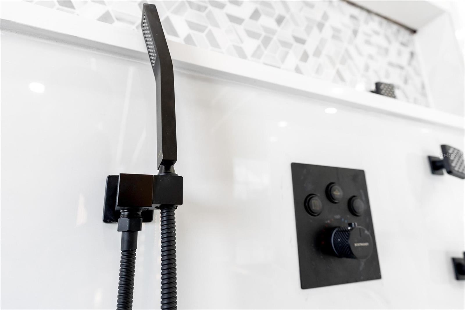 Image 41 of 75 For 10843 Lakeshore Drive