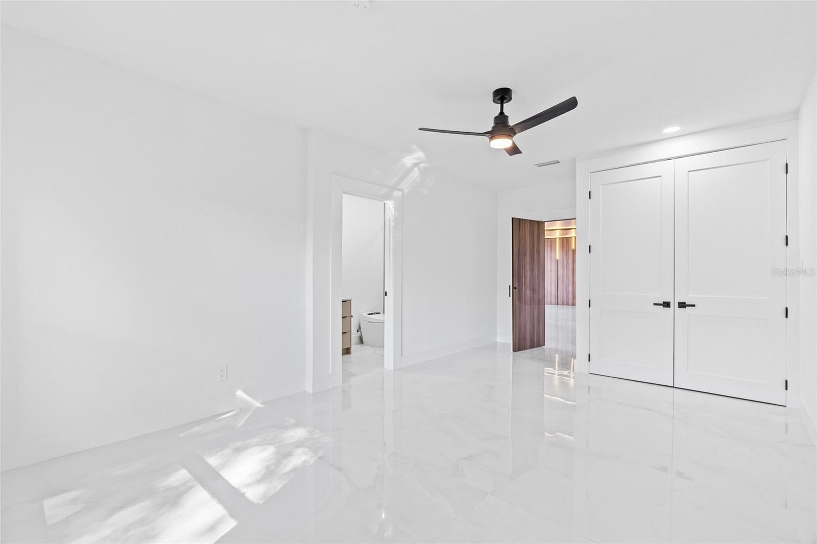 Image 46 of 75 For 10843 Lakeshore Drive